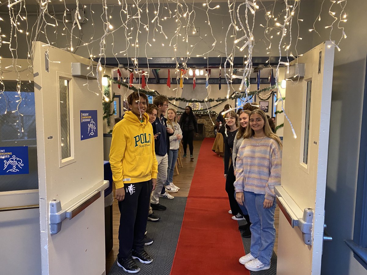 Sanford Holiday tradition, Senior Thank you breakfast for US faculty/staff. #Class2023 doing it right. 🌲