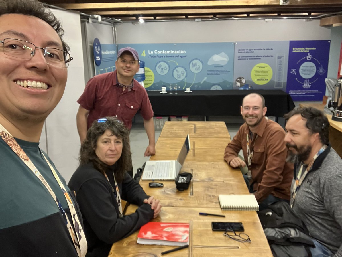 cespozl's tweet photo. Siempre hay espacio para una reunión exprés. Congreso Chileno de Ornitología en @centrohumedales #Valdivia con @HvNorambuena @rmatusn @LabraFabio y @Chilesummits https://t.co/bUijSHyN7X
