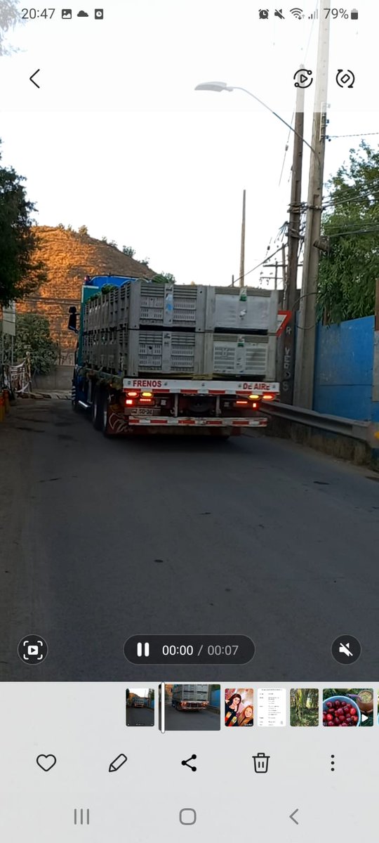 polyta_c's tweet photo. @DPPMelipilla @RadioPrensa @ElComunicadorcl @portaldemeli @Infomelipilla1 Pero deberían fiscalizar que esto se cumpla ya que a toda hora y todos los días pasan camiones. Ojalá una pronta solución a este problema ya que somos muchos los que transitamos por este puente. Esto fue hoy. https://t.co/xUWM7OC9sd