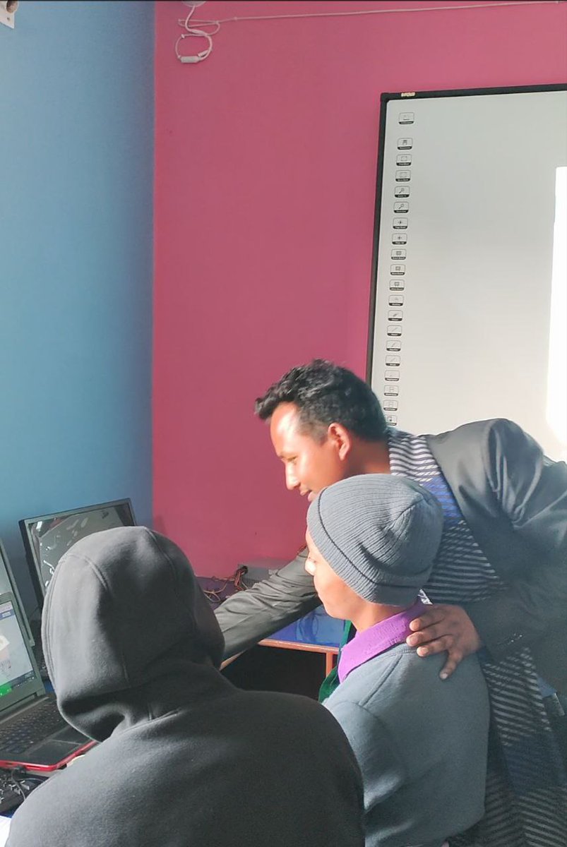 RuchiSKumar1's tweet photo. #Teachers working with @PremRajJoshi6  and @076Dawadi  have used #PHET #OER to #teach electricity and Chemical reactions. It strengthened conceptual understanding and engagement as it made showing electrons, atoms and molecule structure possible. https://t.co/dO5upmK4SO