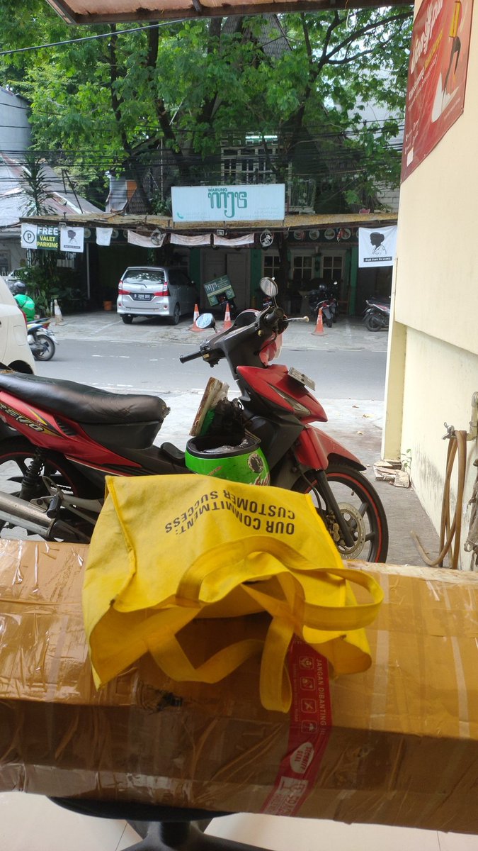 YRizaldi95's tweet photo. Dear @lionparcel_ saya cuma mau komplain nih. Saya sdh di lokasi dari jam 8 sampai hampir jam 10 ini kenapa tidam ada Admin nya ya? Hanya ada tukang kurir nya yg baru datang jam 9 karena habis antar barang. https://t.co/LsZLtqcVBN