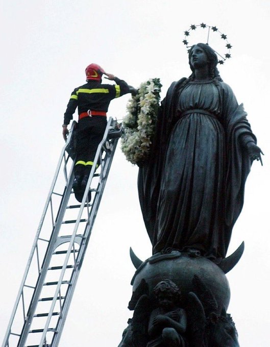 Sachinettiyil's tweet photo. A firefighter in Italy saluting a statue of Virgin Mary in Rome on December 8 as part of an annual tradition. Image Courtesy: @A_MaldonadoE https://t.co/MYFQQQz6yL