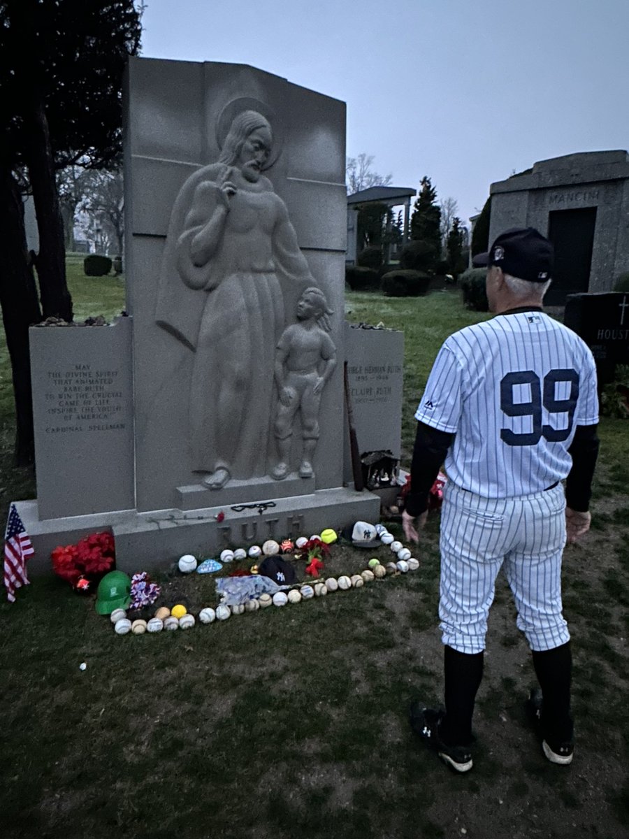 DrClemenza's tweet photo. So #aaronjudge lookalike pays his respects to Babe Ruth. Well Babe is thrilled that No. 99 is staying with #yankees 
#MLB #yankeesbaseball #YankeeNation #yankeestadium @yankees  @YankeesPR @yankeestadium @mlbtradesandrumors @mlb @mlbonfox @foxsports @espn @foxsports https://t.co/kZuoWYiU9a