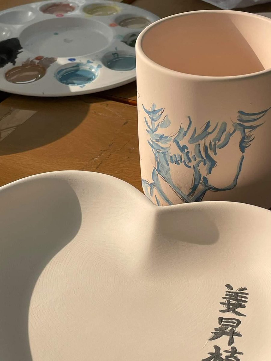 cuxumbef's tweet image. 학교에서 도자기에 그림그리는 중