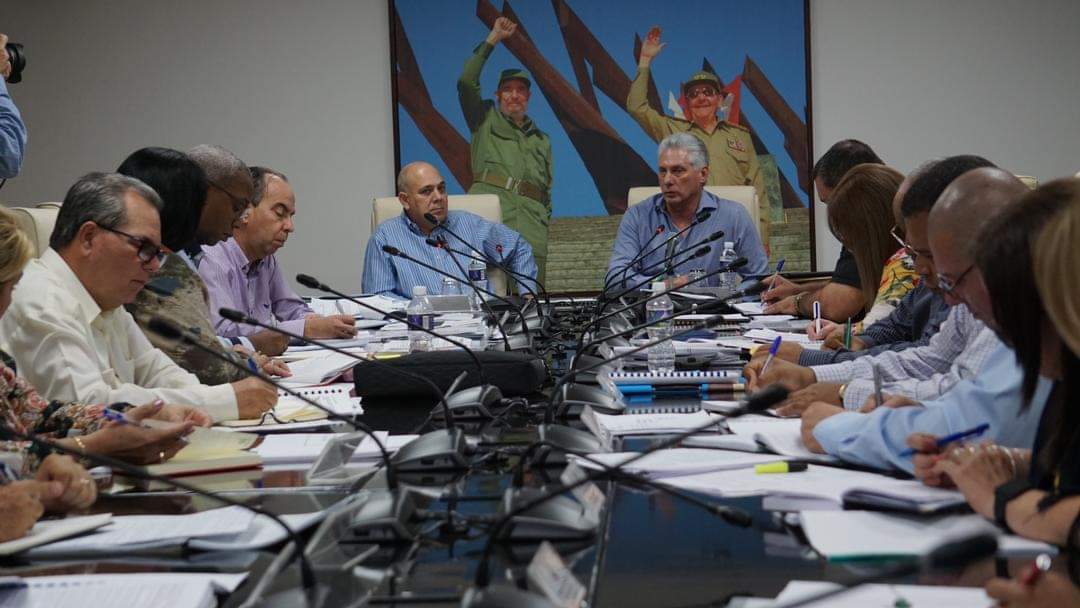 Apenas llega de su gira por el Caribe, reunión con Primeros Secretarios de los Comités Provinciales de <a href="/PartidoPCC/">Partido Comunista de Cuba</a> En unas horas #VPlenoCC El Presidente <a href="/DiazCanelB/">Miguel Díaz-Canel Bermúdez</a> no descansa. Es la fuerza del ejemplo.