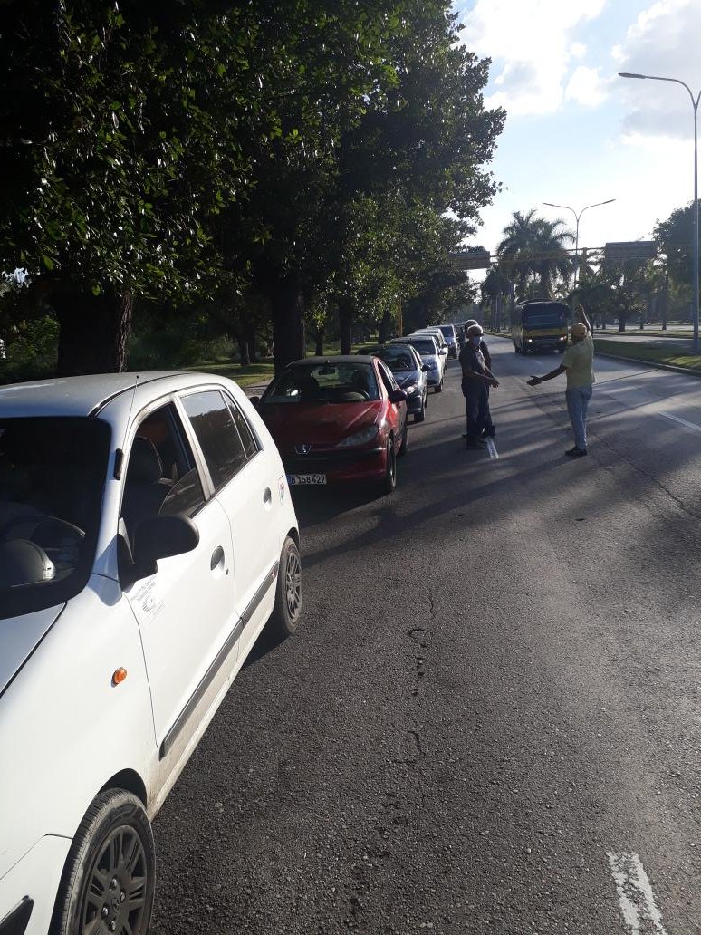 Continúa el <a href="/MitransCuba/">Ministerio del Transporte de Cuba</a> apoyando las transportaciones de la capital con sus vehículos administrativos. 
Sorpresa, elogios y bellas palabras resumen los criterios de los pasajeros transportados.
<a href="/E_RdgzDavila/">Eduardo Rodríguez Dávila</a> 
#TransporteCuba