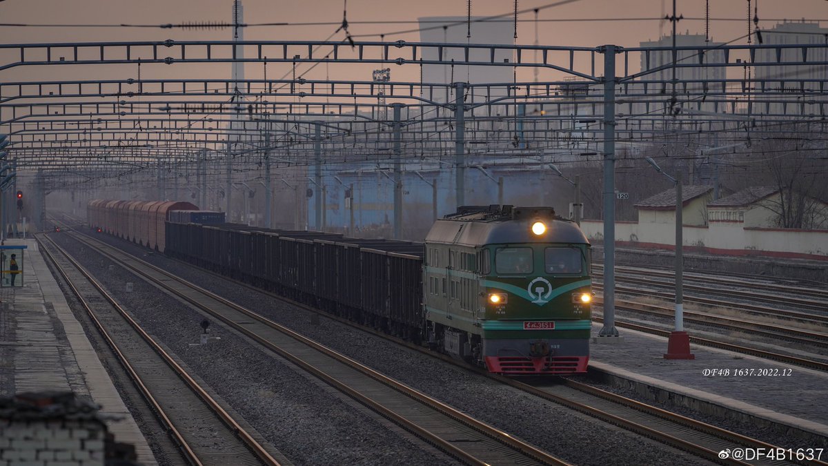 SakunaiHinata's tweet photo. 「不景気が終え、経済回復への道へ」
その一

写真:DF4B1637
#中国鉄道 #鉄道写真 #ディーゼル機関車 #DF4B #DF4D #東風型DL #22B型PC #客車 https://t.co/tBxvT3NPgY