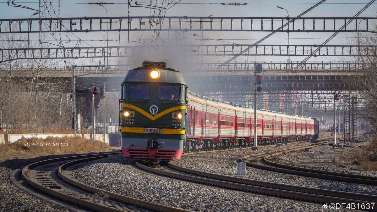 SakunaiHinata's tweet photo. 「不景気が終え、経済回復への道へ」
その一

写真:DF4B1637
#中国鉄道 #鉄道写真 #ディーゼル機関車 #DF4B #DF4D #東風型DL #22B型PC #客車 https://t.co/tBxvT3NPgY