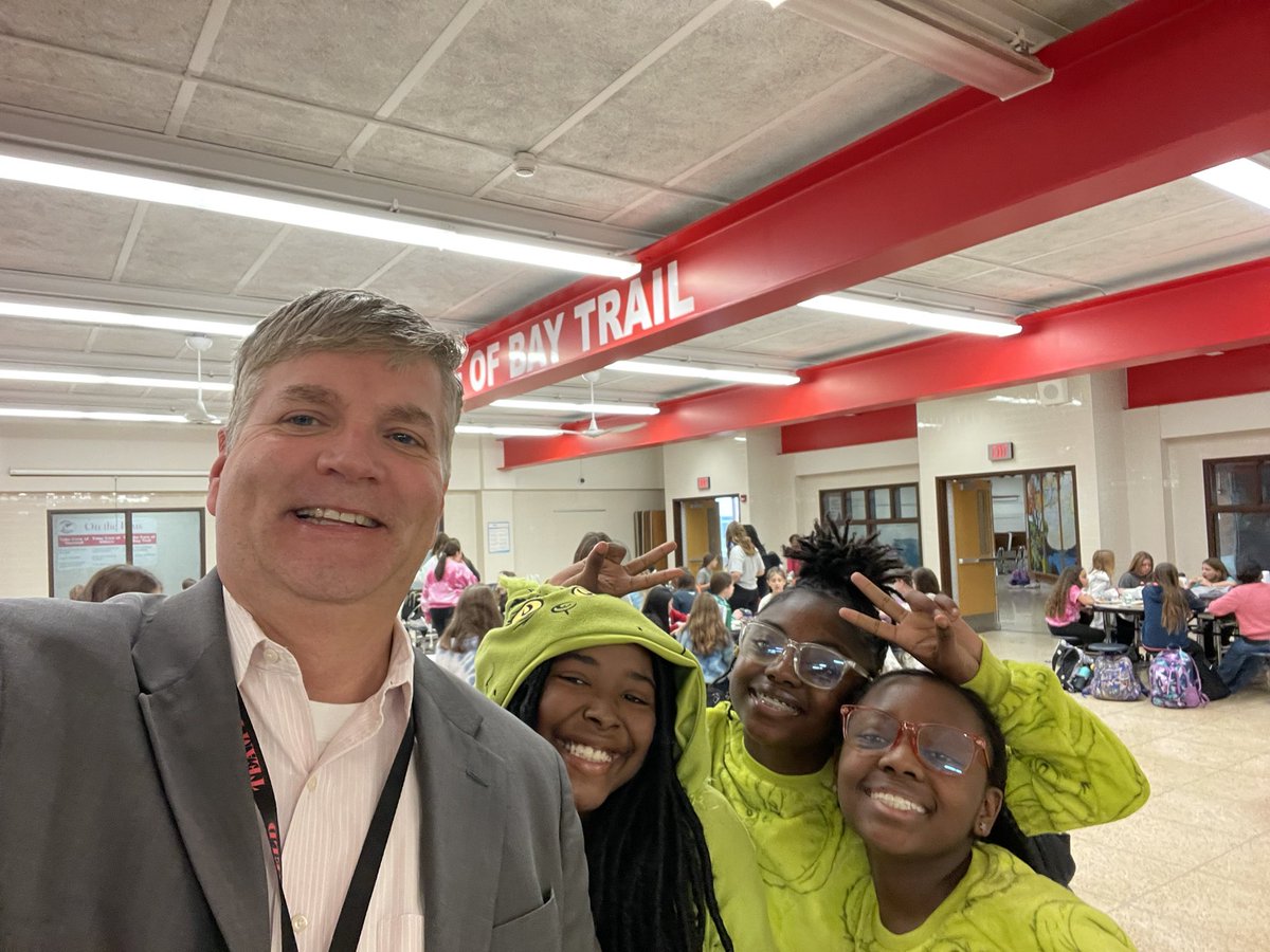 Me and my lunch girls! So much fun and color coordinated! 
🌸🍏