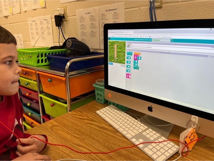 PES_Lighthouse's tweet photo. Porter Elementary students actively engaged on https://t.co/5jOqEIQfsm! Happy Hour of Code! #JCSTREAM https://t.co/SsrNWpb8O4