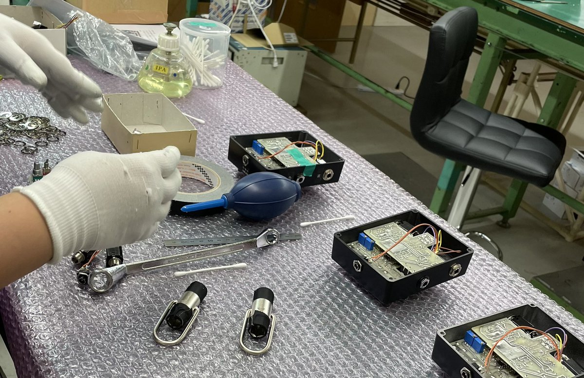 yhayashifrtt's tweet image. RING MODULATOR II/RM-2Sの生産が、来週の出荷に向けて急ピッチで進んでいます。生産ラインで組み立てを行い検査を実施。その後、フリーザトーンのスタジオで再び検査、そしてサウンドチェックなどの最終工程を経て完成します。

#SUGIZO
#ringmodulator #RM2S
#freethetone
#フリーザトーン