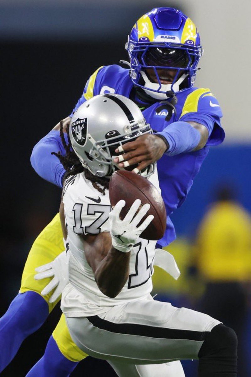 PFF's tweet photo. Still can’t believe Davante Adams did this 🤯 https://t.co/oCQZuhGIrU