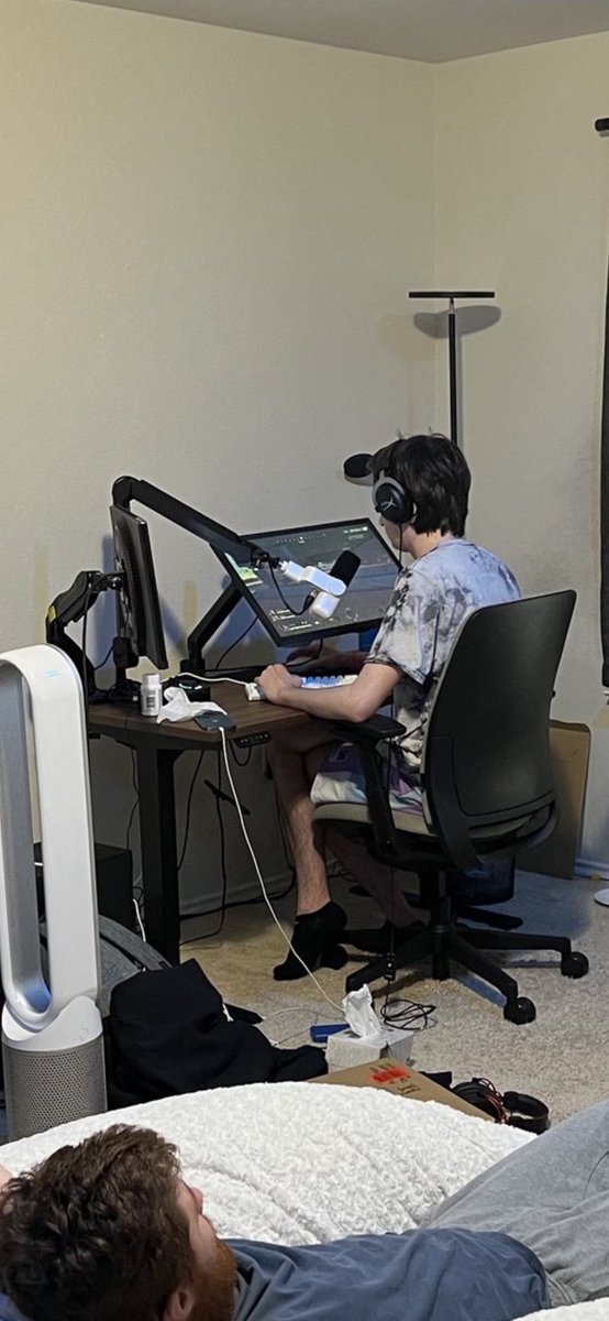 iKariFPS's tweet photo. @PVPX_ @DarkZeroGG @Genburten @Zer0OCE @Sharky3415 jesus christ that monitor angle https://t.co/b6J4fdBpxz