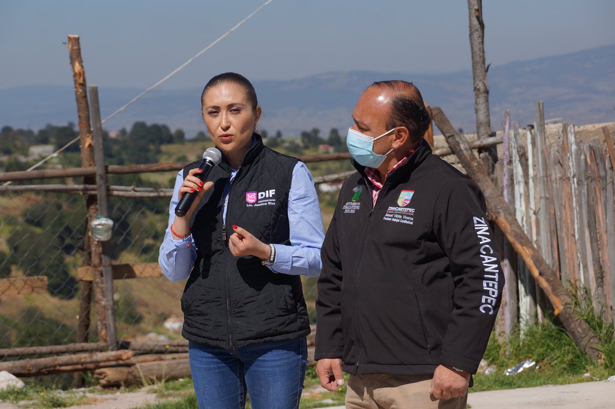 ManuelVilchisMV's tweet photo. Honrado de acompañar a mi esposa Jessica Ríos Lara a la entrega de chamarras a pequeñas y pequeños del Jardín de Niños Vicente Guerrero en Santa María del Monte, barrio del #Coporo. #gobiernoCercanoEIncluyente https://t.co/rkDxGZbXCA