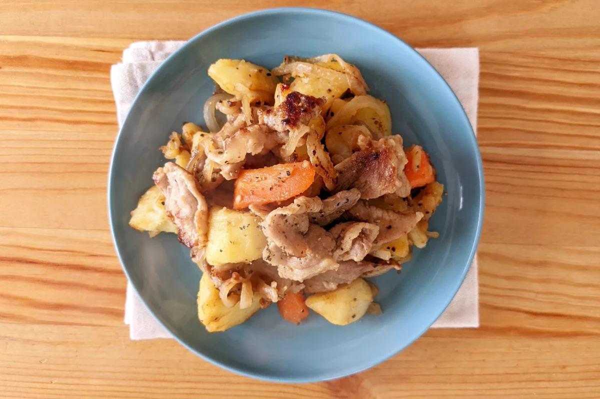 いつもと一味変えて♪「ジャーマンポテト風肉じゃが」。