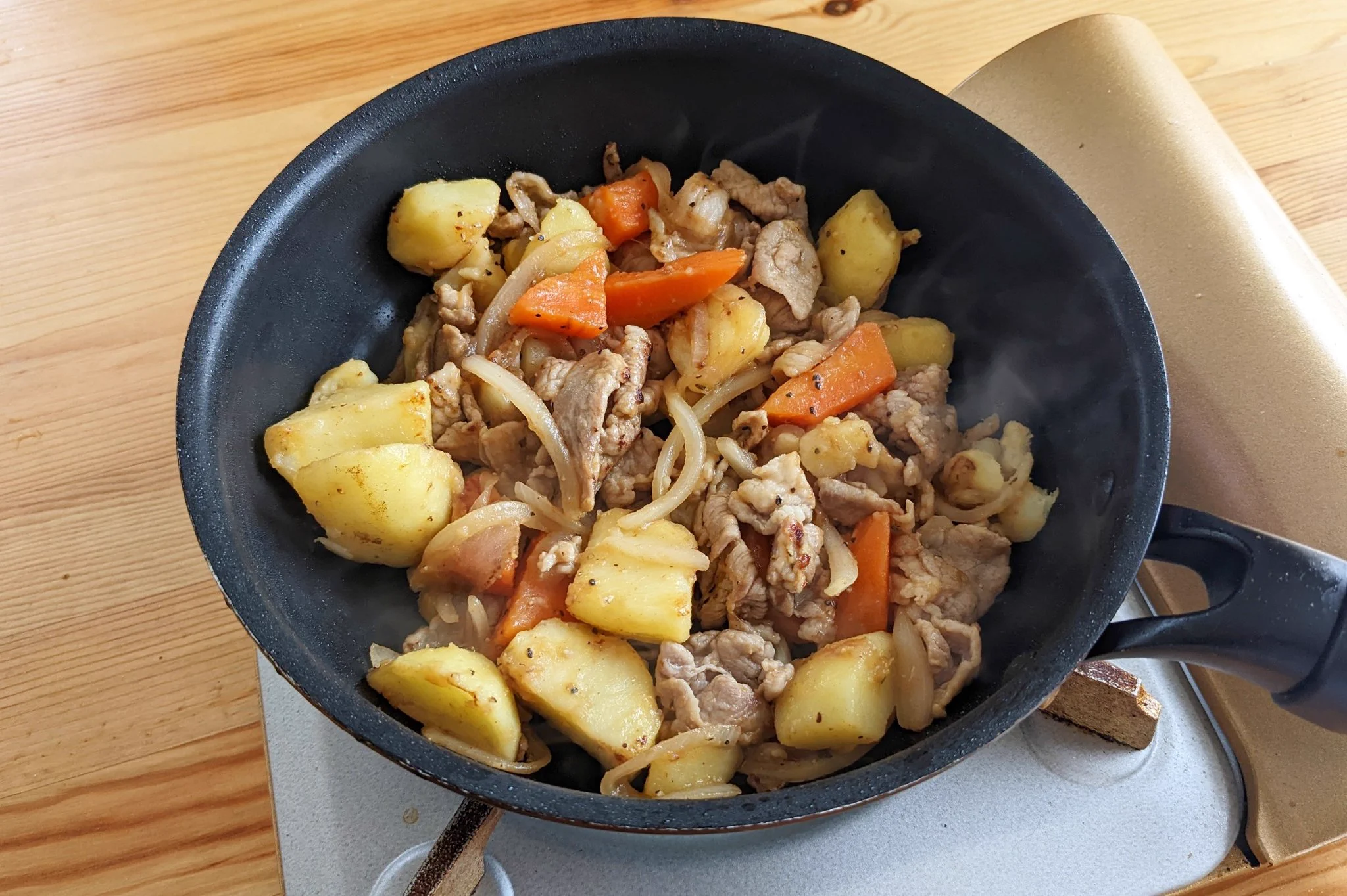いつもと一味変えて♪「ジャーマンポテト風肉じゃが」。