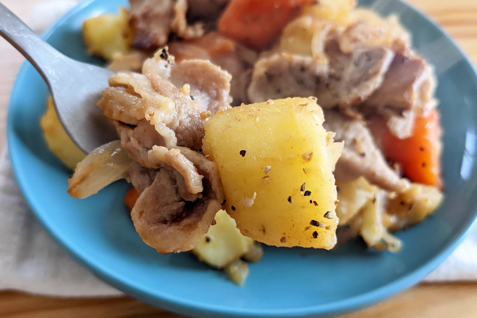 いつもと一味変えて♪「ジャーマンポテト風肉じゃが」。