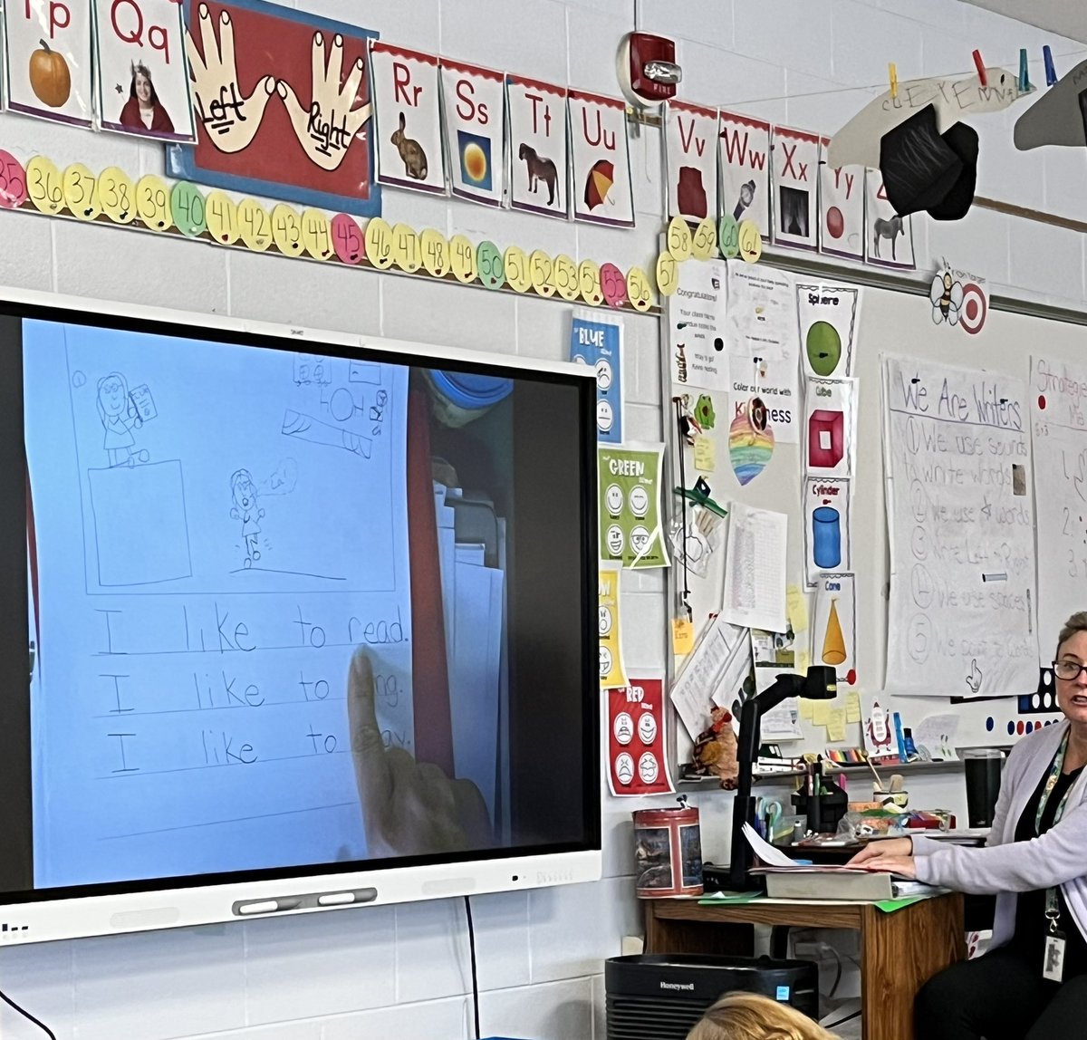 EmilyFriemann's tweet photo. Unit goals and shared writing are the focus during immersion week at @HillcrestSDW #SDWwrites❤️✏️ https://t.co/111U1RRYIy