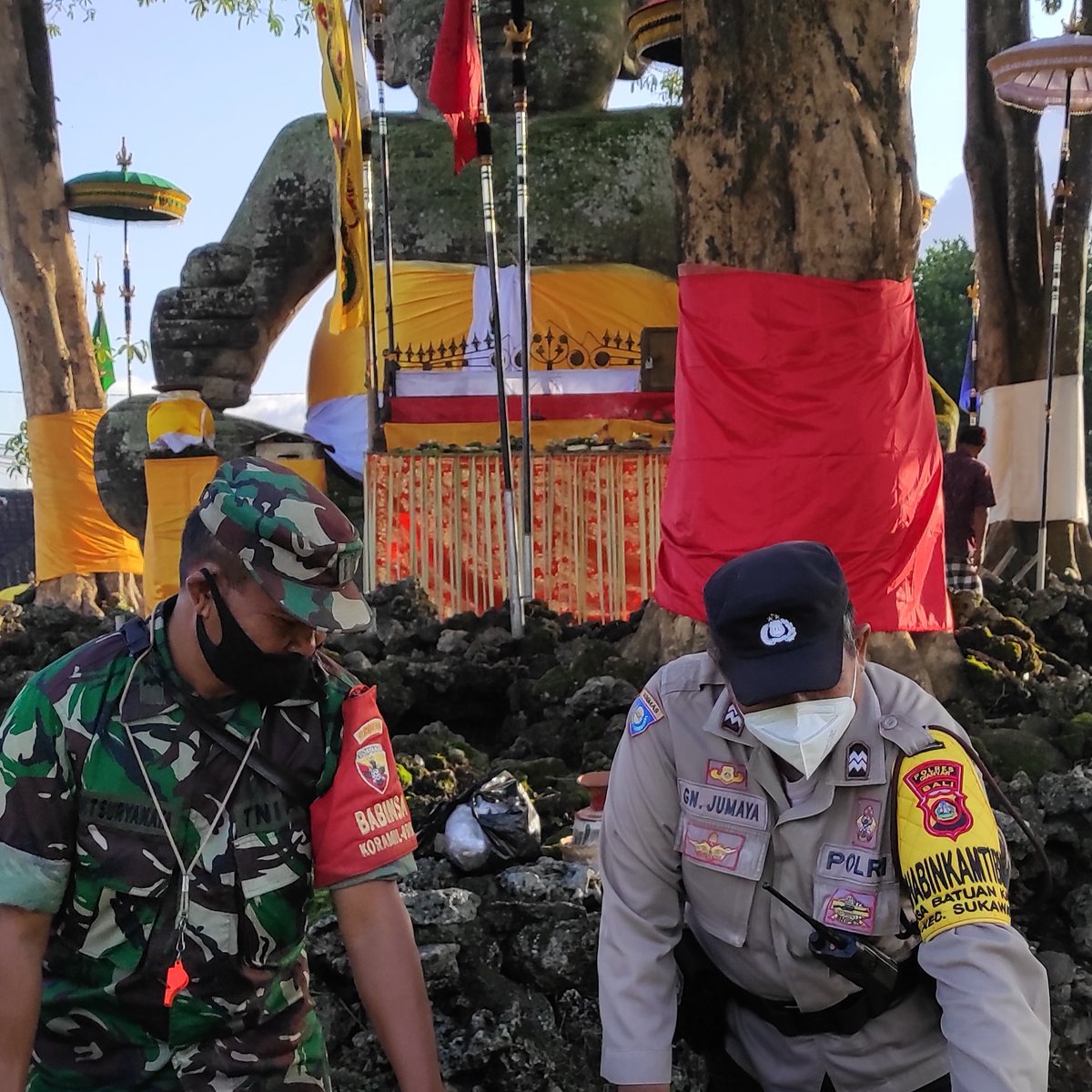 Sinergitas TNI-POLRI dalam kebersamaan ngayah.