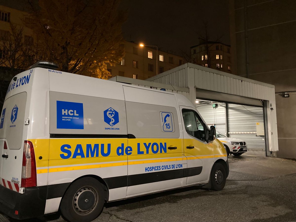 CHUdeLyon's tweet photo. Les équipes du #Samu69 et des #HCL sont mobilisées dans le cadre du dispositif dédié de médicalisation de la @FeteLumieres à #Lyon pendant 4 soirées 👏 https://t.co/HuwC0cvd5n