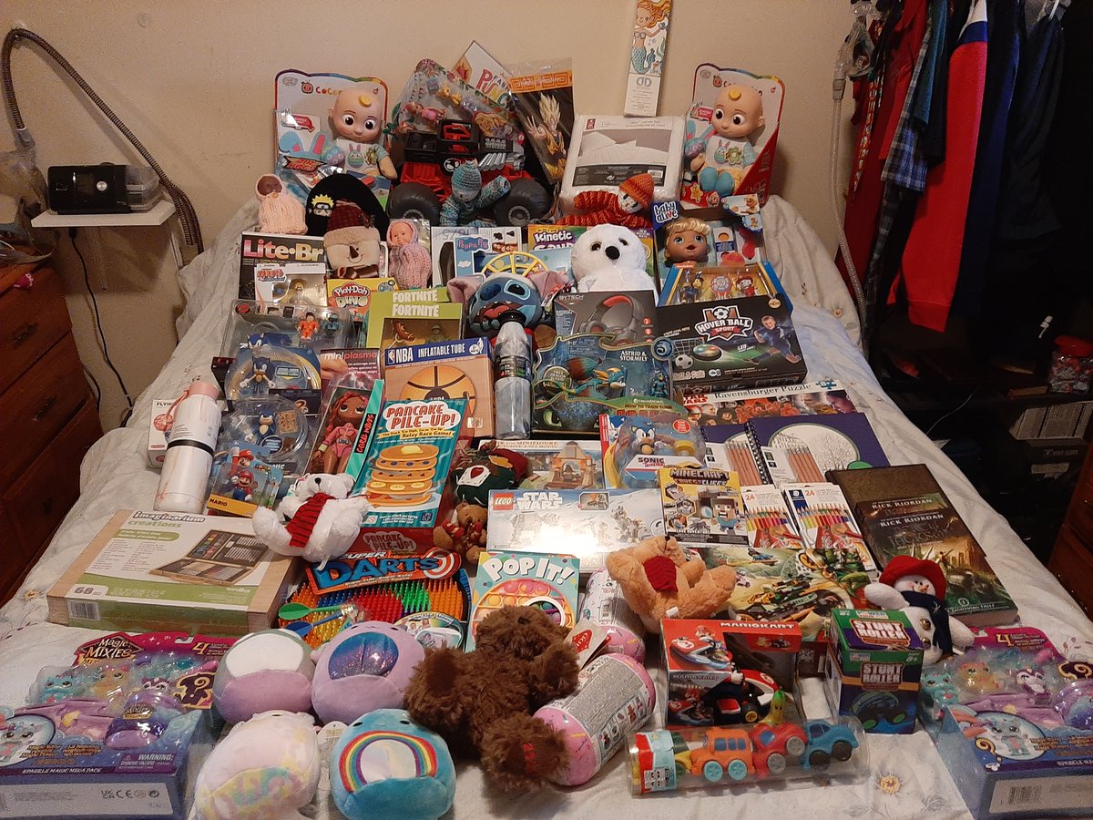 WishHoliday's tweet photo. Looks like 🎅 #Santa's stopped by #HolidayWishHamilton HQ already!

Thank you to everyone who donated to our #ToyDrive this year &amp; an extra special thank you to the Kindergarten Classes of @GuyBrown_HWDSB for the generous toy drive they did for our #2022basketcampaign. https://t.co/CjJr8WaeAK