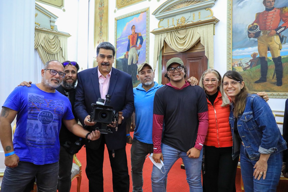 NicolasMaduro's tweet photo. Agradezco a la periodista y presidenta de @teleSURtv, Patricia Villegas, por la entrevista bonita, humana, que brinda un espacio de comunicación con Latinoamérica y en donde recordamos a nuestro Comandante Hugo Chávez, a 10 años de su proclama de lealtad y amor a Venezuela. https://t.co/X6lIddi4jf