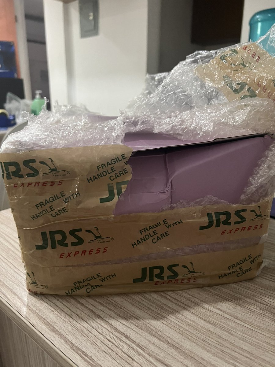 sam_0915's tweet photo. Way kabutangan akong ka sapot ug kalagot aning usa ka IG Shop nga atong itago sa pangalang Seoul.Dispatch aka Celine Rosete. Worst as is pinaka worst na shop na akong na encounter. Dugay mo reply, di kahibaw mo update ug labaw sa tanan, dili maau ug packaging! 😭😭😭😭😭 https://t.co/IQHP1YsE8f
