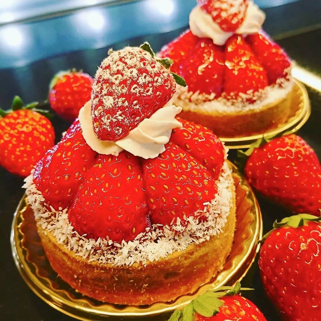 タルトフレーズはじまりました🍓
サクサクタルトの中にはカスタード&amp;いちごソースをいれて、ふちにはココナッツファインをまぶした甘酸っぱいタルト🍓
全店舗で販売しております✨

#トシヨロイヅカ