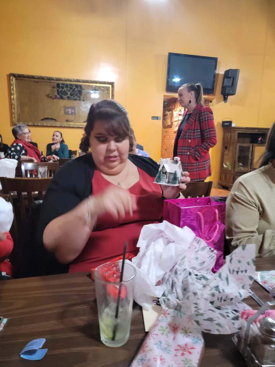 jmezachavez's tweet photo. @TcwseEP gathered 💜 blessed to have an opportunity to break bread with these #LadyLeaders 💜 ornaments exchanged 💜 new memories made! @TCWSETx https://t.co/ufcbNp6L3R