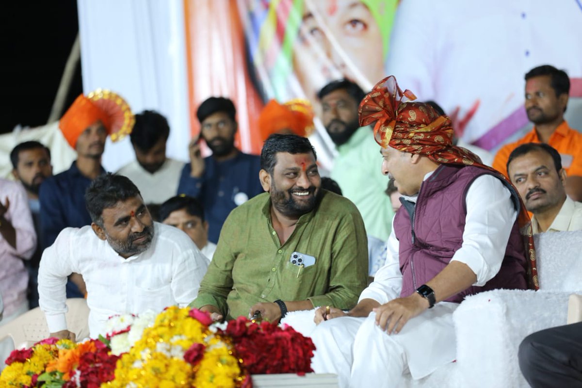 Madhavdevsarkar's tweet photo. राजं येणार ,स्वराज्याचं सुराज्य होणारं ,राज्यात नव्या राजकीय आणि सामाजिक बदलाची सुनामी येणार https://t.co/fkJsO1blUv