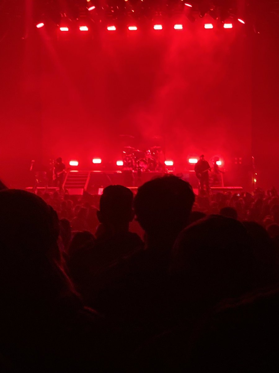 M1Galan's tweet photo. @RTMomentPhotos Shades of red #metalmusic https://t.co/tXyMTJw9Wz