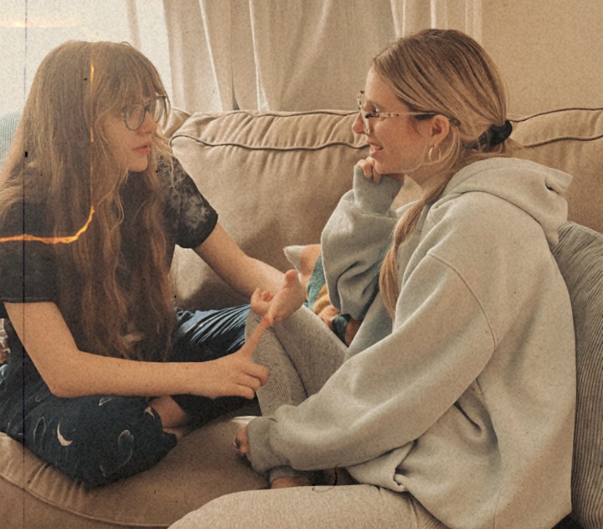 dearkimberlykay's tweet photo. #Decemberdiary ONE: Home from treatment.

Gratitude…

✶ Jade cleaning my shoes I scuffed while I was in the hospital &amp; showing me YouTube comedy.

✶ Lu’s political science chats &amp; catching me up on client progress.

I gave them life, but they are changing mine. #reallifefirst https://t.co/N2glGCcnOf