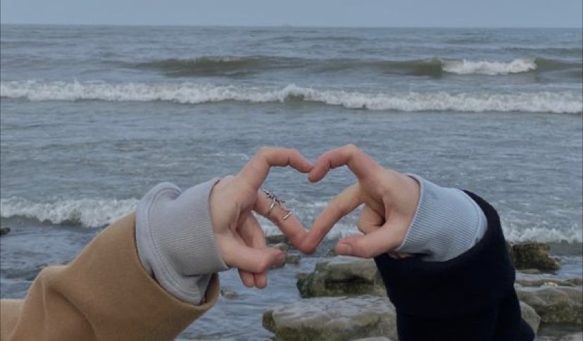 - "أحب يومي الذي يبدء بك و بحديثك ، و احب الصباح الذي يطمئن قلبي عليك ، صباح الخير لقلبك اما قلبي فخير صباح له انت♥️."