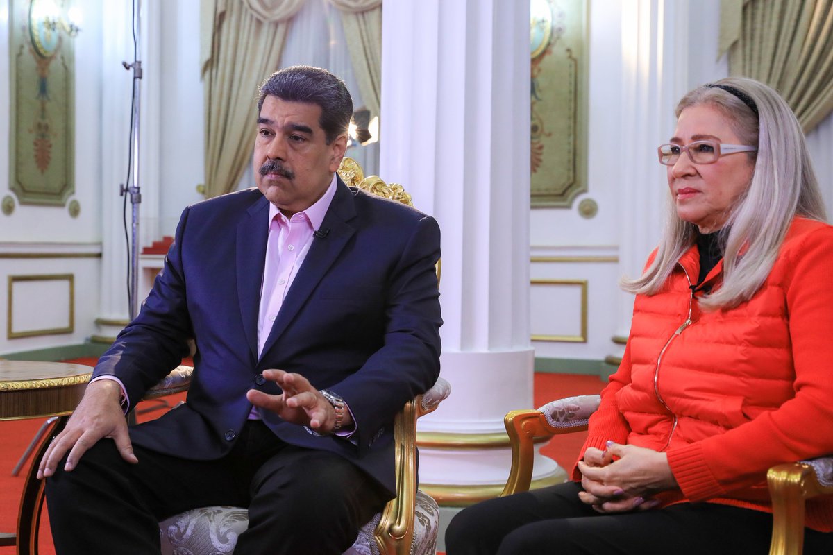 NicolasMaduro's tweet photo. Aquel momento del #8Dic, nuestro Comandante Hugo Chávez preparó al pueblo, con serenidad, con brillantez y sin titubear. Una alocución en la que dejó el camino trazado al proceso revolucionario y a nuestro pueblo para lo que vendría. https://t.co/lHAylwf5xS