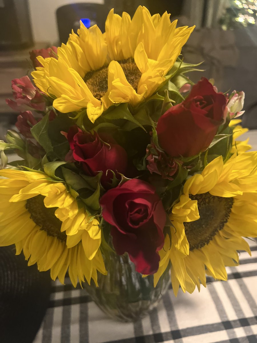 charroxx's tweet photo. It’s my sisters birthday ❤️🥺 I was having such a rough day and then I get this delivery @_vivhdz ily sm!! https://t.co/JM87NPxKvy