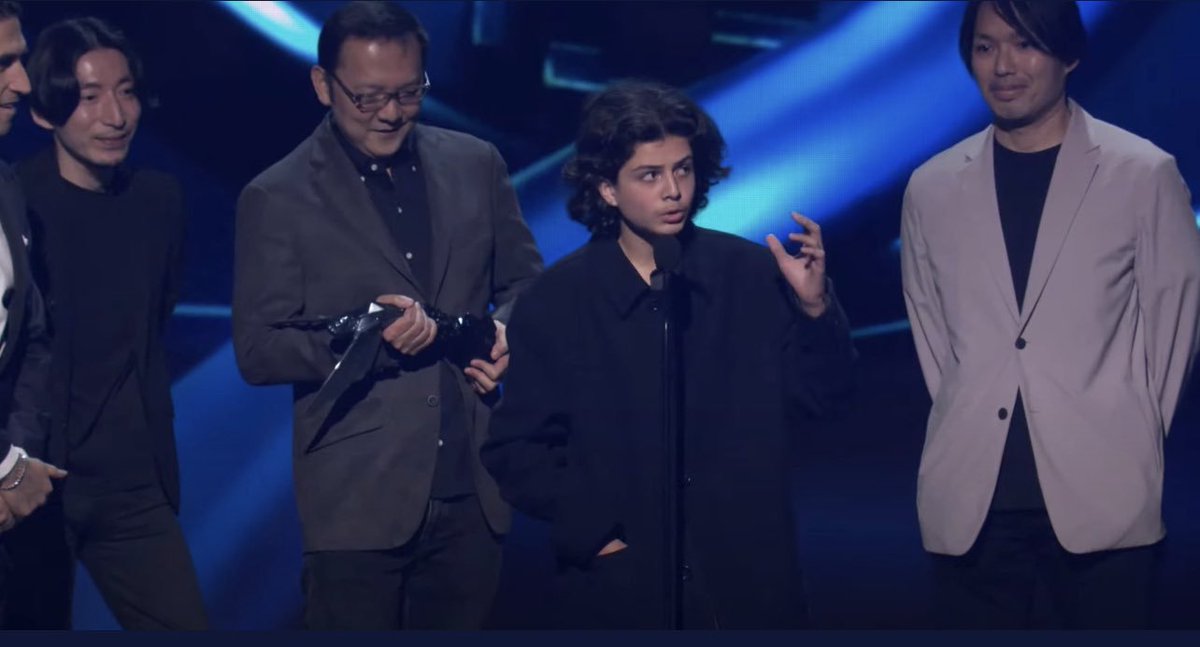 nah i'm crying imagine you go up to accept your award and you see some dude you've never ever seen before on stage with you LMAOOOOOOO