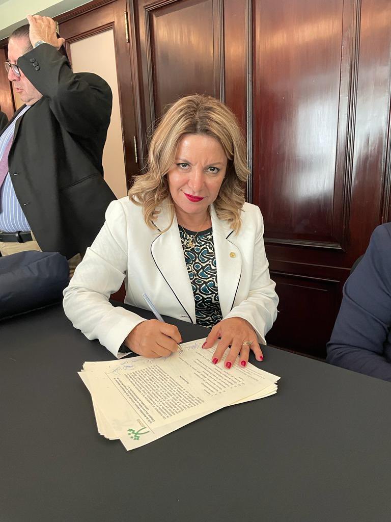 Patricia_Patron's tweet photo. Hoy día del Administrador, recibí mi nombramiento como Vicepresidenta Nacional Ejecutiva de la Federación de Colegios de Licenciados en Administración, CONLA AC durante la Asamblea de Presidentes de Colegios. Cargo que me honro en aceptar representando a mi querido #CONLABCS https://t.co/wooy4rv0qk