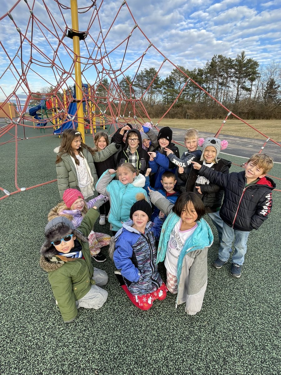 marnellandrea29's tweet image. This sweet boy saved up 50 Starbucks and bought an extra recess for the whole class! What a kid! @VV_Voyagers #fabulousfirsties #starbehavior #kindgesture