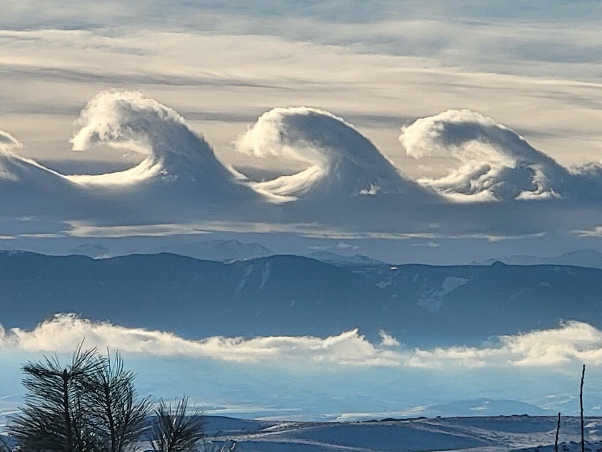 rudytheelder's tweet photo. RT @ianlivingston@journa.host
Astounding wave #clouds surge over #Wyoming’s Bighorn Mountains https://t.co/XJcceAZ9kc
#wywx #khwaves #KelvinHelmholtz
(Photo: Rachel Gordon)
https://t.co/01ZpqzB5pW https://t.co/hufGr0yOBz