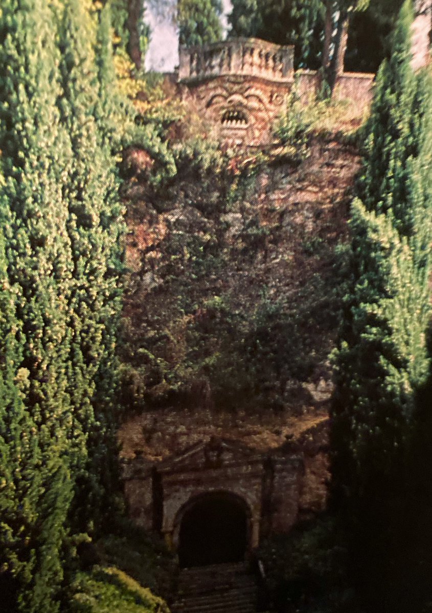 シチリア、モンレアーレ修道院のキオストロ。ビザンチンにロマネスク、イスラームの様式のまじる広大な回廊と中庭だが、講演では中央奥のロッジャの写真を見せます。★  