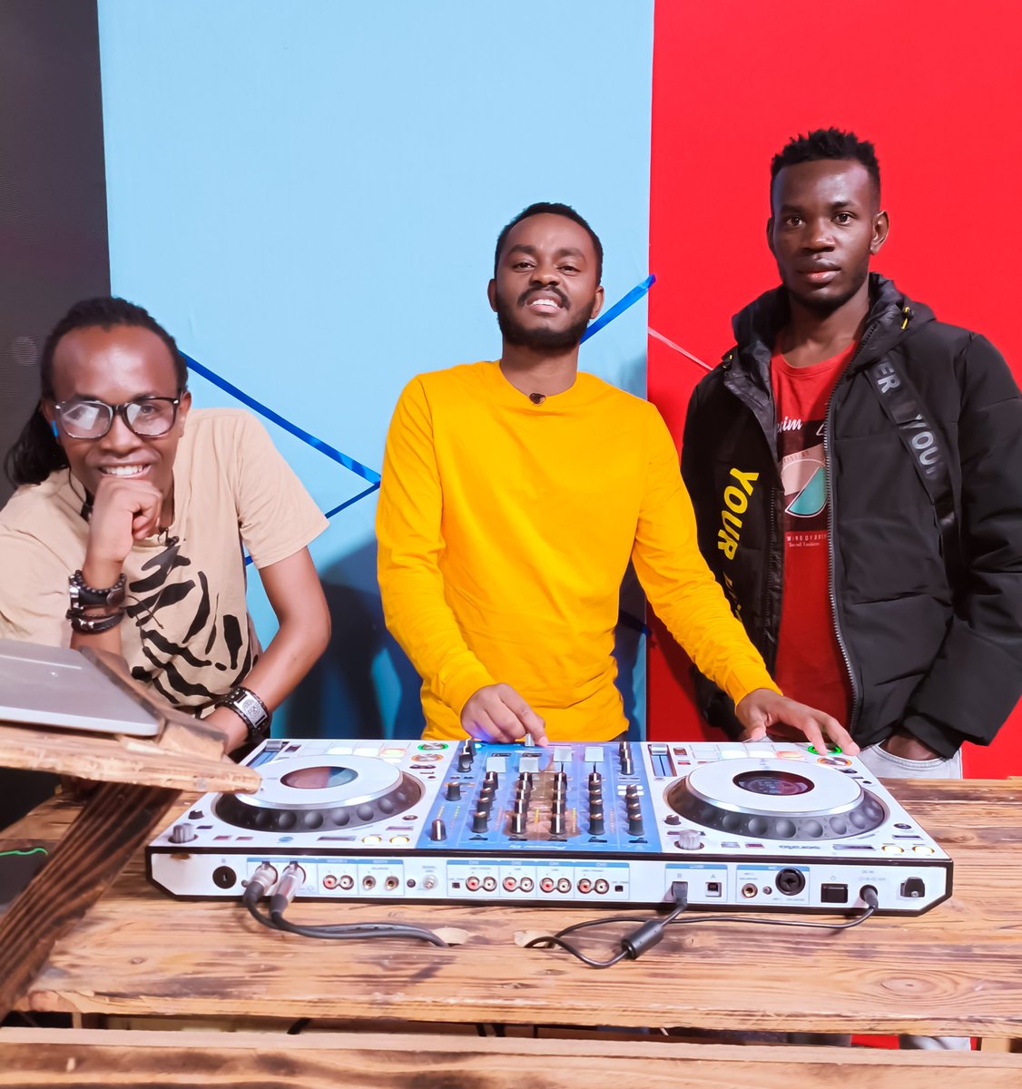 Y254 (@y254channel) on Twitter photo Yeeeii 😃
Your favorite songs in 2022 ni gani?
#SocialFriday
<a href="/masaikta/">kta</a> <a href="/DeejayRajyz/">Rajyz_The_Deejay</a> <a href="/djmaxkenya/">Thepartymonster🔥🔥</a> Yeeeii 😃
Your favorite songs in 2022 ni gani?
#SocialFriday
<a href="/masaikta/">kta</a> <a href="/DeejayRajyz/">Rajyz_The_Deejay</a> <a href="/djmaxkenya/">Thepartymonster🔥🔥</a>