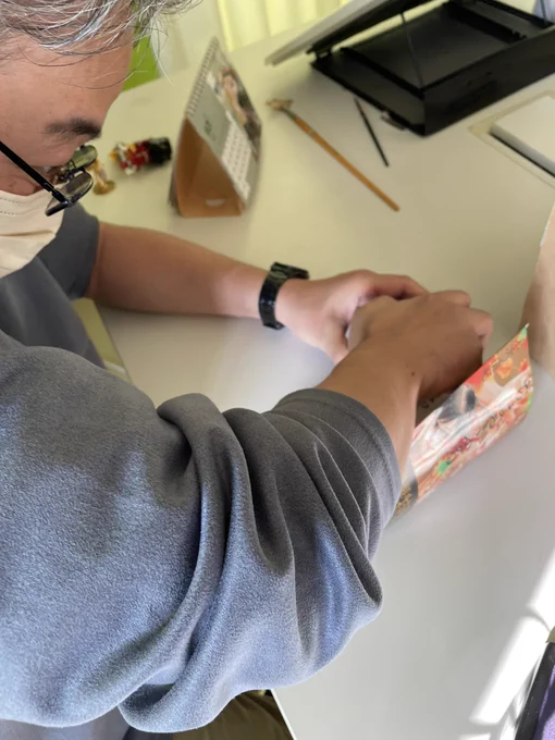 ちはやふる50巻サイン本作りはじまりました。特製スタンプ押してスタートです。紀伊國屋書店さんなどなどで作らせてもらうサイン本にもスタンプ押します。 