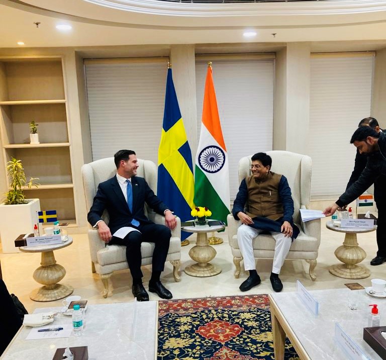 SwedeninIndia's tweet photo. Ministers @JohanForssell &amp; @PiyushGoyal reviewed bilateral trade ties between 🇸🇪 &amp; 🇮🇳 and discussed further strengthening them. 
They interacted with high-level business leaders from both countries &amp; signed Protocol of 20th Jt Commission on Eco,Industrial &amp; Scientific Cooperation https://t.co/l0KbX0PgFP