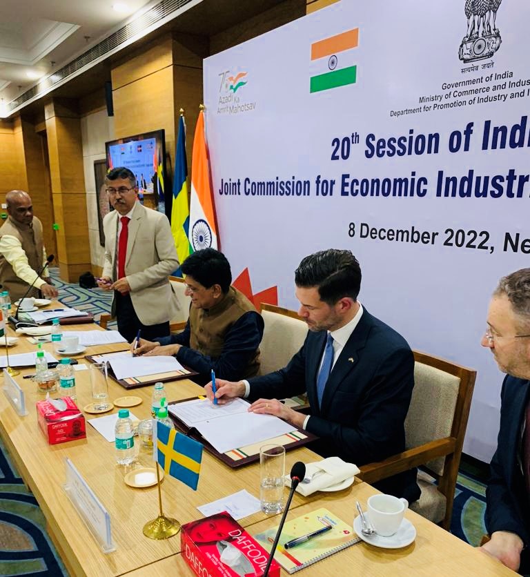 SwedeninIndia's tweet photo. Ministers @JohanForssell &amp; @PiyushGoyal reviewed bilateral trade ties between 🇸🇪 &amp; 🇮🇳 and discussed further strengthening them. 
They interacted with high-level business leaders from both countries &amp; signed Protocol of 20th Jt Commission on Eco,Industrial &amp; Scientific Cooperation https://t.co/l0KbX0PgFP
