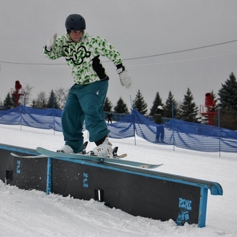 SkiPineKnob's tweet photo. Pine Knob has a temporary terrain park set up on the front side until we can make enough snow to open the back side. The park crew has been busy setting up features and grooming the ramps, jumps, and landings.

#SkiPineKnob #SkiMichigan #GoSkiMichigan #TerrainPark #PKDoesIt https://t.co/vCjaOGoTOg