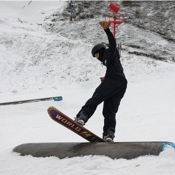 SkiPineKnob's tweet photo. Pine Knob has a temporary terrain park set up on the front side until we can make enough snow to open the back side. The park crew has been busy setting up features and grooming the ramps, jumps, and landings.

#SkiPineKnob #SkiMichigan #GoSkiMichigan #TerrainPark #PKDoesIt https://t.co/vCjaOGoTOg