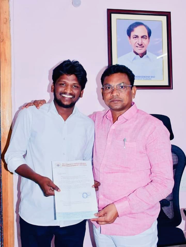itsmedevaa123's tweet photo. , రాష్ట్ర ప్రభుత్వం ప్రతిష్టాత్మకంగా చేపట్టిన #కంటి_వెలుగు లో భద్రాద్రి కొత్తగూడెం జిల్లా #OPTHALMIC_OFFICER {PMOO} గా ఎంపికవ్వడం తో  #ప్రభుత్వ విప్ Rega Kantha Rao సర్ ని మర్యాద పూర్వకంగా కలవడం జరిగింది. 
#కంటి_వెలుగు 
#భద్రాద్రి జిల్లా
#opthalmic_officer 🎉 https://t.co/DGagcSOi3k