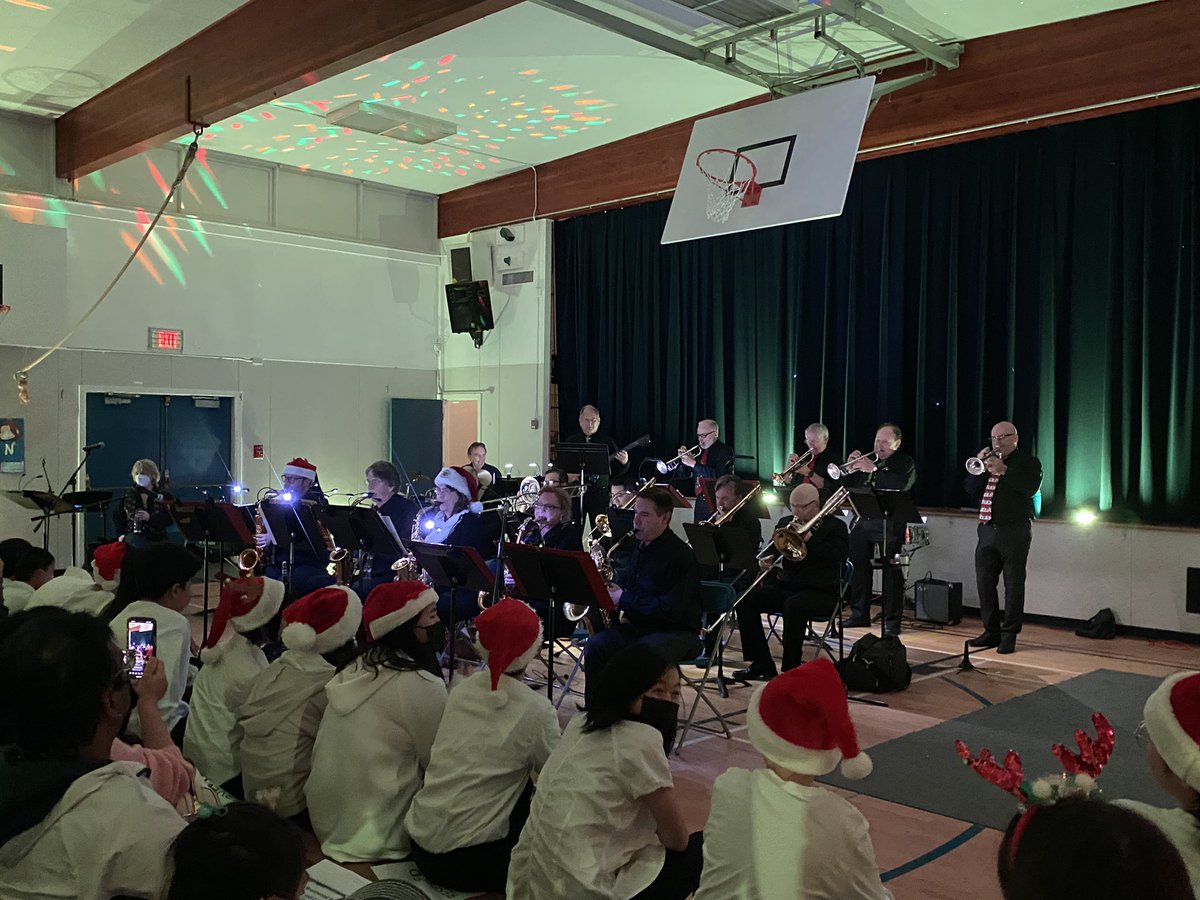 brentwoodSD41's tweet photo. What a festive night welcoming our Brentwood families to our first live event in years! Our Grade 7 band impressed us with their terrific playing! Huge thanks to Ms. Seah for her tremendous efforts in conducting our band and bringing her FAT Jazz band to entertain us too! #sd41 https://t.co/hV5on7gytS