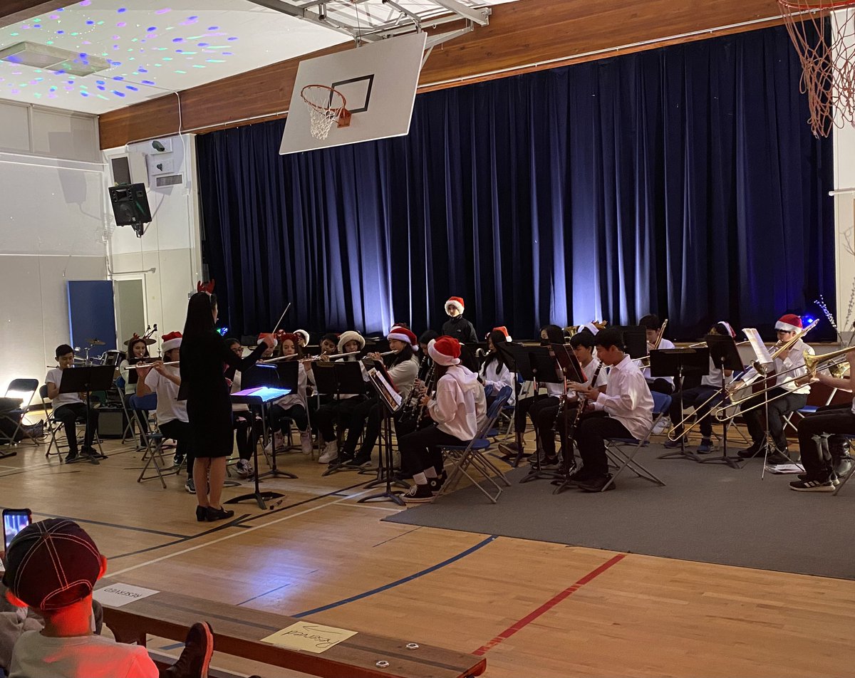 brentwoodSD41's tweet photo. What a festive night welcoming our Brentwood families to our first live event in years! Our Grade 7 band impressed us with their terrific playing! Huge thanks to Ms. Seah for her tremendous efforts in conducting our band and bringing her FAT Jazz band to entertain us too! #sd41 https://t.co/hV5on7gytS