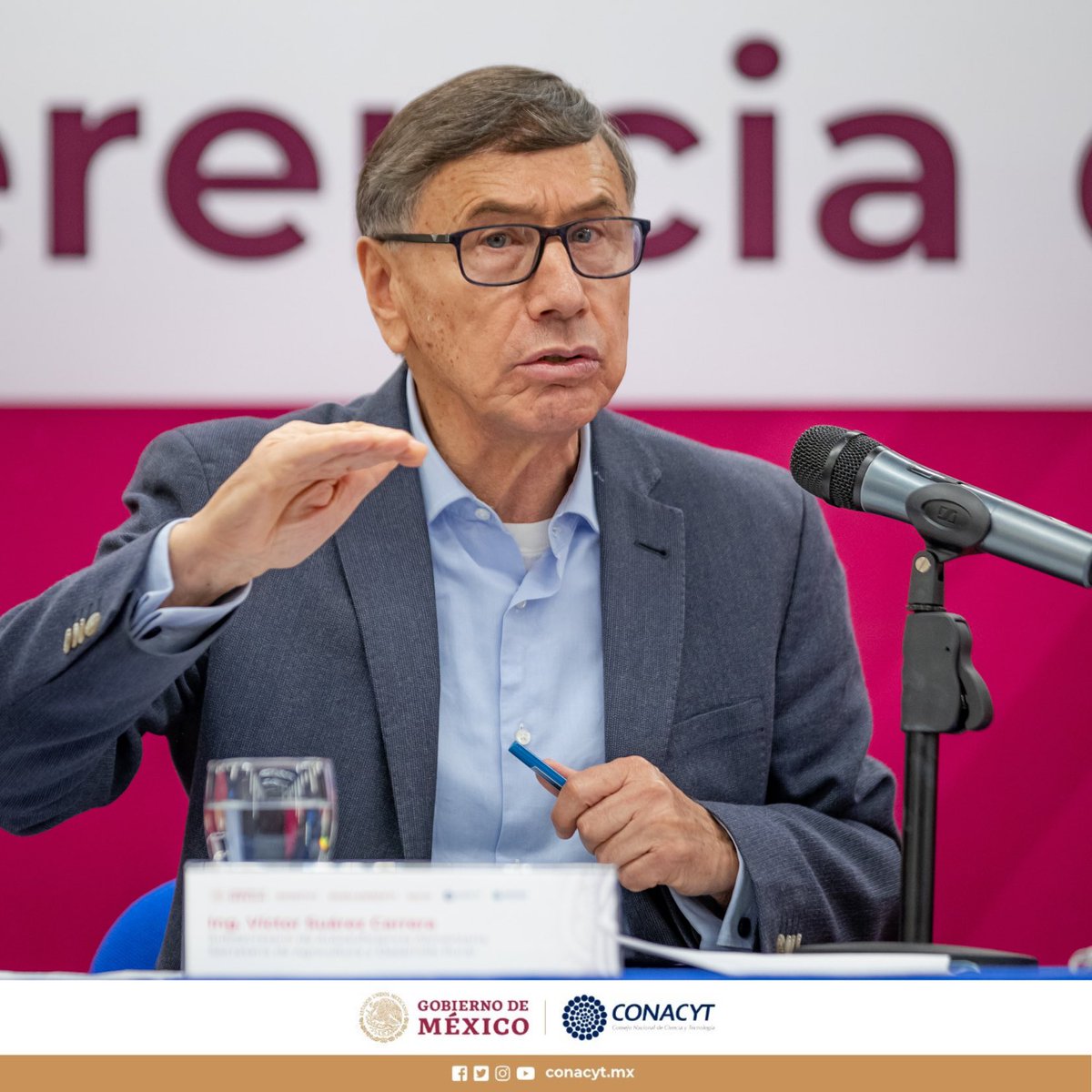ElenaBuylla's tweet photo. Él subsecretario @victor_suarez desmontó la campaña de mentiras de la industria de agroquímicos que sostenía que la disminución del uso del glifosato derrumbaría la producción alimentaria, provocando escasez de alimentos, w en incremento de precios y de importaciones. https://t.co/8Qc5ir3fvR